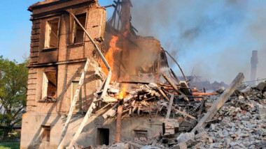 Bombardeo en escuela de Lugansk, Ucrania deja 60 muertos