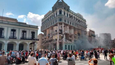 Explosión en el centro de La Habana destruye el hotel Saratoga