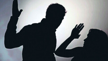 Acude al trabajo de su ex pareja para golpearla