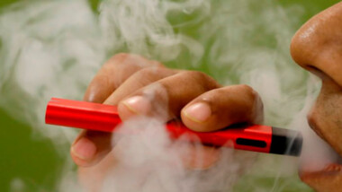 AMLO firma decreto para prohibir el uso de vapeadores y cigarros electrónicos