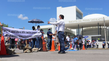 Bloquean Periférico poniente en protesta a la reforma de Vila al ISSTEY