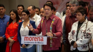 Irregularidades, acarreos, compra de votos y violencia empañan el proceso interno de Morena