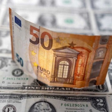Euro cae por debajo de la paridad frente al dólar por primera vez en dos décadas