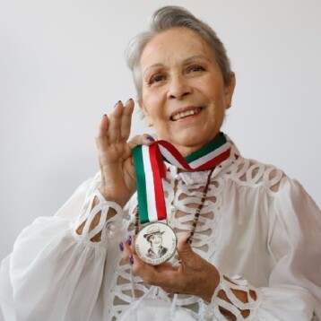 “Vicky Villa” recibe la medalla Héctor Herrera “Cholo”