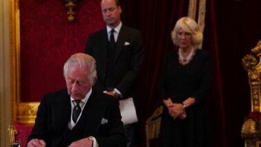 Carlos III es proclamado rey; dice que seguirá el ejemplo de Isabel II