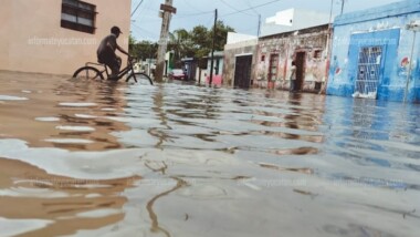Lluvia inunda calles de Mérida