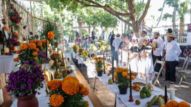 Instalan Altar Monumental por Día de Muertos