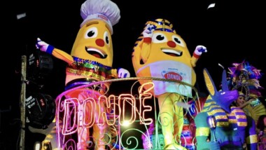 Ciudad Carnaval se ilumina con los colores, el baile y los ritmos del desfile de Fantasía