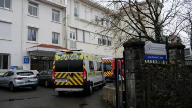 Alumno de 16 años apuñala de muerte a su maestra en un colegio de París