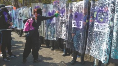 Mujeres claman ‘ni una más’ frente a muralla de Palacio