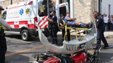 Francesa atropella a motociclista en calles del Centro de Mérida