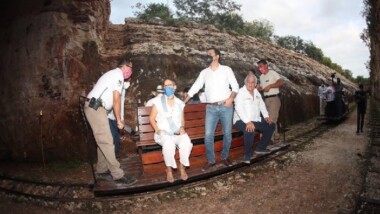 López Obrador exhibe clausura de parque de Grupo Xcaret