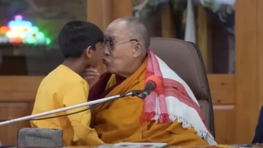 Dalai Lama besa a niño en la boca, pide le ‘chupe’ la lengua y desata polémica (video)