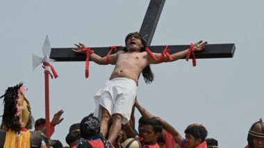 Filipinos celebran el Viacrucis del Viernes Santo con crucifixiones y flagelos reales