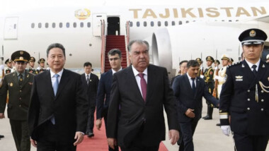 Presidente de Tayikistán estrena exavión presidencial de México en visita a China