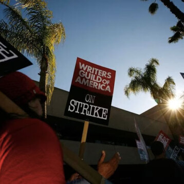 Guionistas de Hollywood se declaran en huelga por primera vez en 15 años