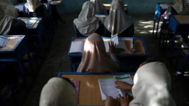 Más de 80 niñas envenenadas en dos escuelas de Afganistán