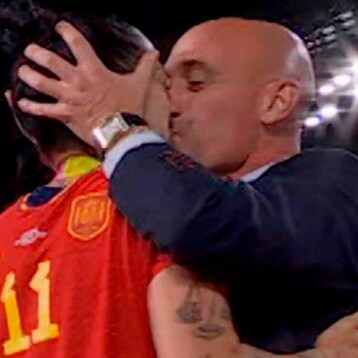 FIFA suspende a Luis Rubiales por beso a Jenni Hermoso