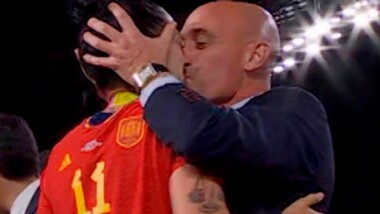 FIFA suspende a Luis Rubiales por beso a Jenni Hermoso