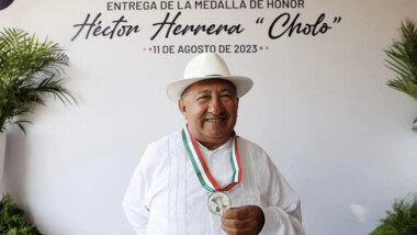 Octavio Ayil recibe la medalla Héctor Herrera “Cholo” 2023