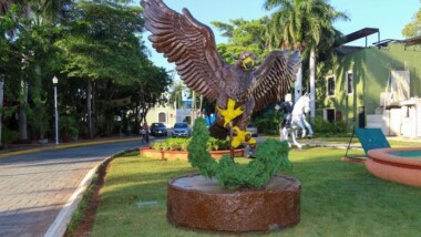 Instalan adornos patrios en Mérida