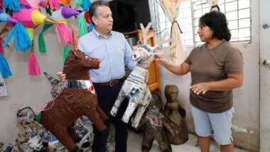 Emprendedora de San José Tecoh recibe apoyo para elaborar piñatas