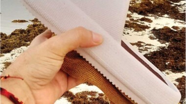 Con sargazo, crean sandalias en Playa del Carmen