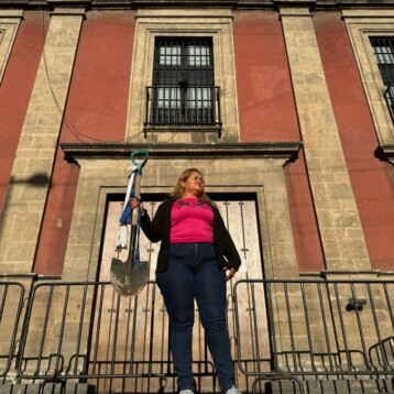Madre buscadora protesta en Palacio Nacional para entregar a AMLO pala con la que busca a su hijo