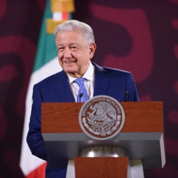López Obrador anuncia aumento salarial del 10% anual a profesores