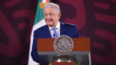 López Obrador anuncia aumento salarial del 10% anual a profesores
