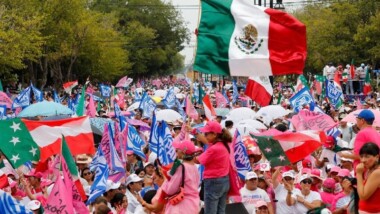 Marea rosa desafía el “sofocante” calor de Mérida e “inunda” Paseo de Montejo