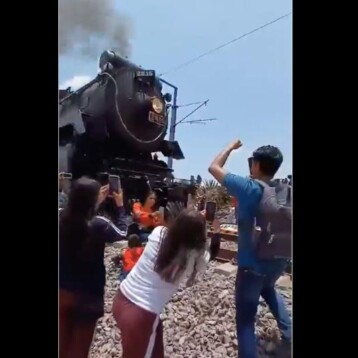 Muere por tomarse una selfie con la histórica locomotora Emprees 2816 (VIDEO)