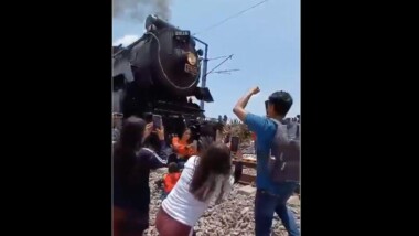 Muere por tomarse una selfie con la histórica locomotora Emprees 2816 (VIDEO)