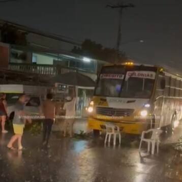 Bajo lluvia bloquean calles en Pacabtún porque no tienen luz
