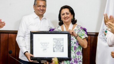 Silvia López Escoffié recibe medalla “Rosa Torre González”