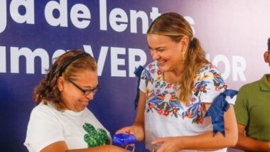 Estrenan lentes 330 beneficiarios