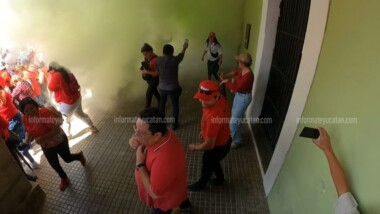 Policías dispersan manifestación de maestros en Yucatán (video)