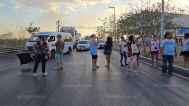 Bloquean avenida tras muerte de mujer atropellada por el Va y Ven (Video)