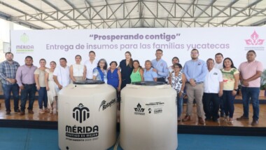Entregan tinacos a familias