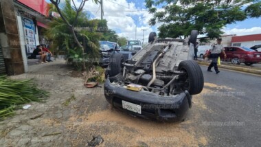 Fuerte choque termina con auto volcado