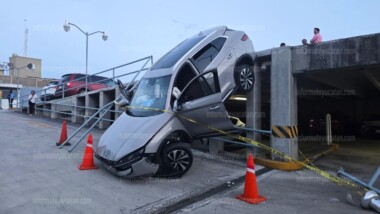Sale “volando” del último piso de un estacionamiento