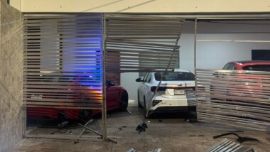 Choca y causa destrozos en casa de Morita
