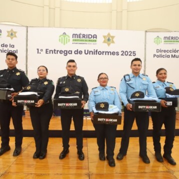 Uniforman a la policía de Mérida