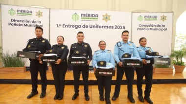 Mérida entrega nuevos uniformes a la Policía Municipal