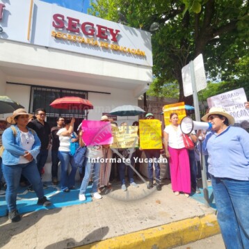 ¡Fuera Balam! exigen docentes en SEGEY