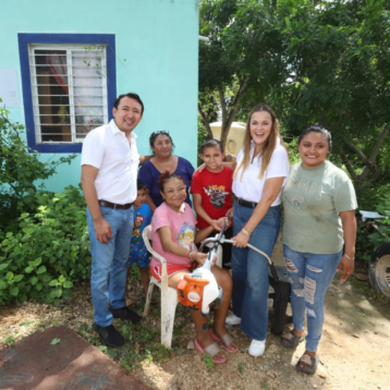 Cecilia entrega apoyos en Xmatkuil y San José Tzal
