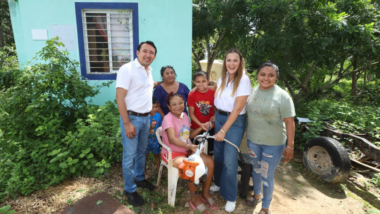 Cecilia entrega apoyos en Xmatkuil y San José Tzal