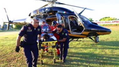 Trasladan de emergencia a joven petuleña