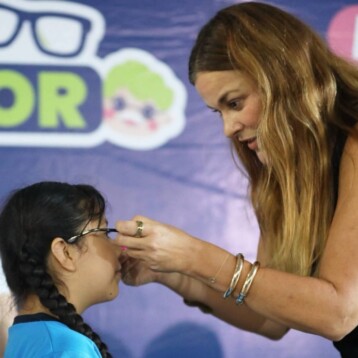 Más estudiantes reciben lentes gratuitos