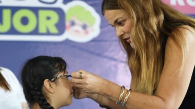 Más estudiantes reciben lentes gratuitos